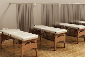 Складний дерев’яний масажний стіл – зручність та функціонал фото
